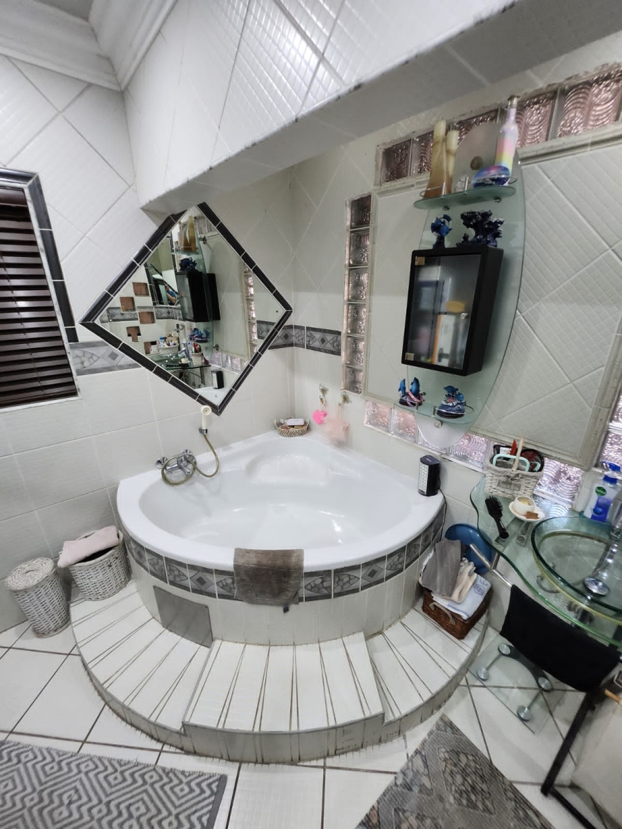 6 Bedroom Property for Sale in Vaalpark Free State